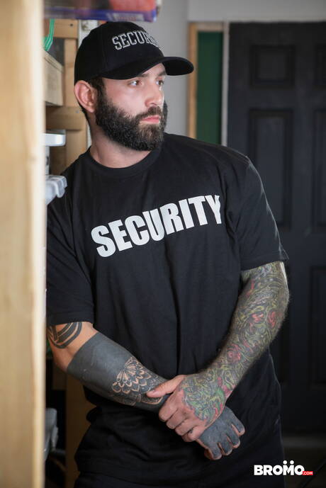 加拿大大力士 Bo Sinn 和加拿大辣妹 Markus Kage 在吸吮雞巴後操屁股