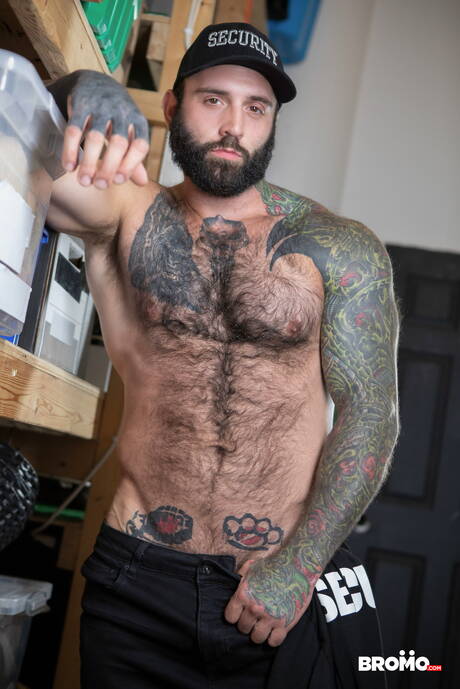 加拿大大力士 Bo Sinn 和加拿大辣妹 Markus Kage 在吸吮雞巴後操屁股