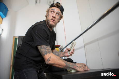 加拿大大力士 Bo Sinn 和加拿大辣妹 Markus Kage 在吸吮雞巴後操屁股