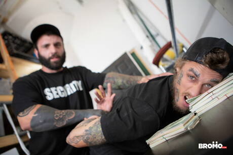 加拿大大力士 Bo Sinn 和加拿大辣妹 Markus Kage 在吸吮雞巴後操屁股