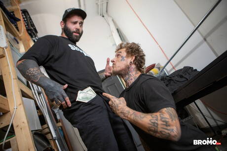 加拿大大力士 Bo Sinn 和加拿大辣妹 Markus Kage 在吸吮雞巴後操屁股