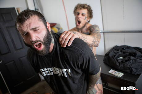 加拿大大力士 Bo Sinn 和加拿大辣妹 Markus Kage 在吸吮雞巴後操屁股