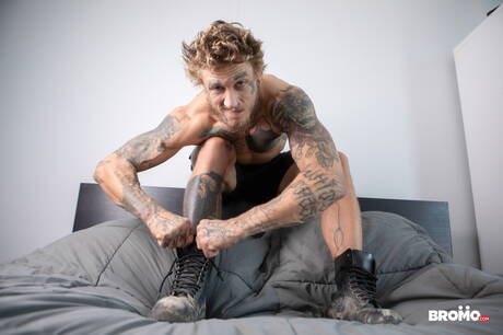 Canadian strongman Bo Sinn and english otter Drew Dixon in hot ass fuck action with fisting