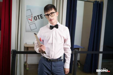 Der kräftige Kanadier Bo Sinn und Felix Odair ficken in den Arsch, nachdem sie Schwänze gelutscht haben