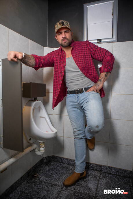 Bromo: Canadian bodybuilder Ryan Bones and canadian hot bear Markus Kage sucking and fucking each other in bathroom