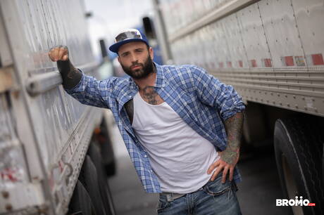 Bromo: Canadian bodybuilder Ryan Bones and canadian hot bear Markus Kage sucking and fucking each other in bathroom