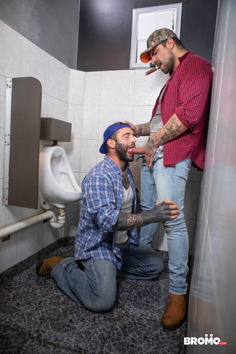 Bromo: Canadian bodybuilder Ryan Bones and canadian hot bear Markus Kage sucking and fucking each other in bathroom