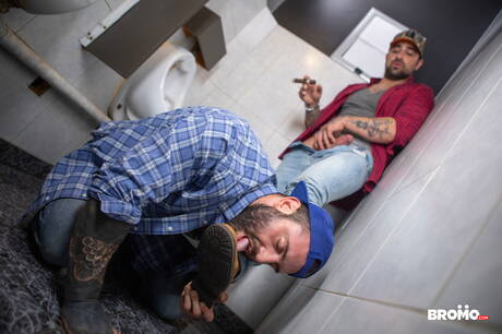 Der kanadische Bodybuilder Ryan Bones und der heiße kanadische Bär Markus Kage lutschen und ficken sich gegenseitig im Badezimmer