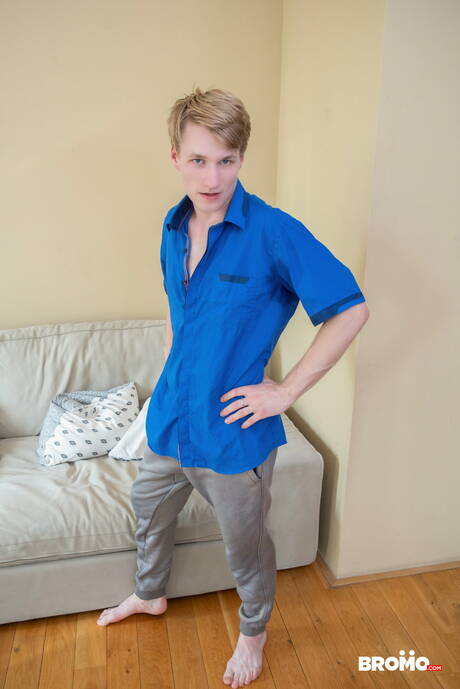 チェコの筋肉質なデニー・クリスとロビー・デーンはキッチンでフェラチオした後にファックする