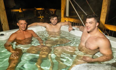 Les mecs sexy Johnny Rapid, Jax Thirio et Collin Simpson dans un trio torride au bord de la piscine