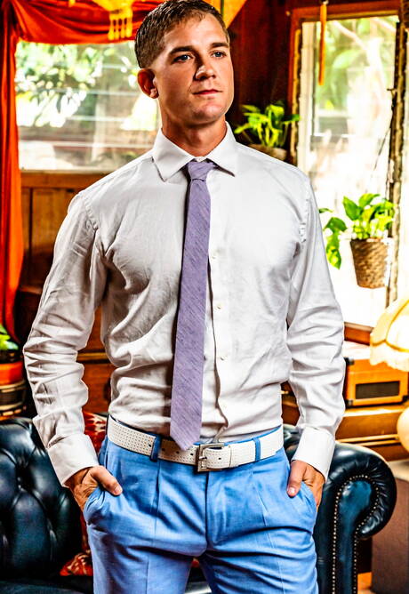 素敵なアメリカ人の仲間の筋肉質なブランドン・アンダーソンと筋肉質なローマン・トッドが屋外で熱いアナルセックスをする