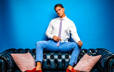 素敵なアメリカ人の仲間の筋肉質なブランドン・アンダーソンと筋肉質なローマン・トッドが屋外で熱いアナルセックスをする