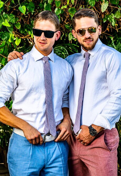 Os simpáticos amigos americanos musculosos Brandon Anderson e o musculoso Roman Todd em sexo anal quente ao ar livre