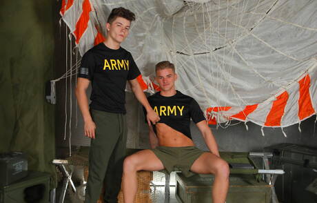 Twink Jonathan Tylor und der amerikanische Twink Drake Von bohren einen Arsch