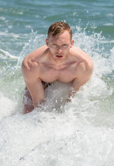 Der sexy Junge Sean Weiss und der schöne Junge Craig Marks ficken den Arsch, nachdem sie im Pool gelutscht haben