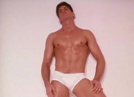 Le musclé Bill Henson se branle la bite