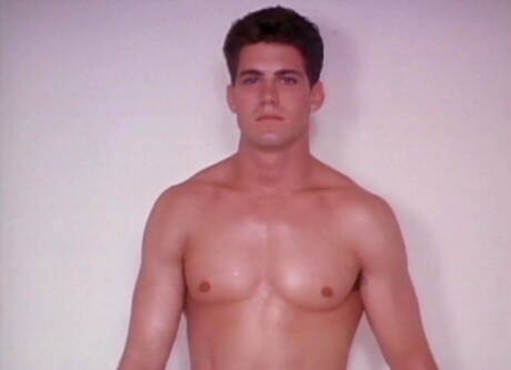 Le musclé Bill Henson se branle la bite