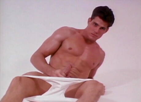 Le musclé Bill Henson se branle la bite