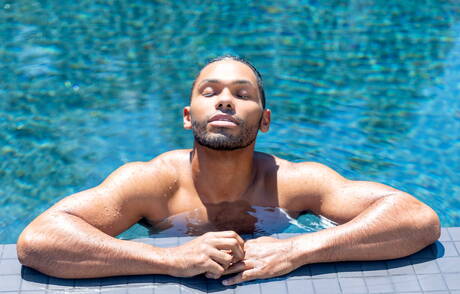 Die attraktiven Amerikaner Taylor Reign und Tony Genius ficken nach dem Blowjob im Pool