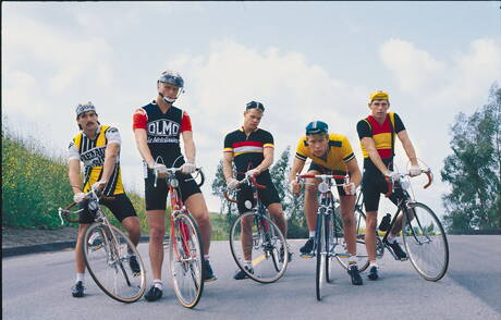 Dick Fisk, Rod Phillips, Leo, Lee, Pete, Mark Hunter in hot bang outside