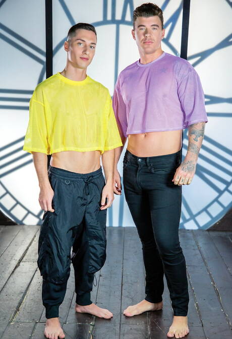 美國明星身材火辣的JJ Knight和硬漢Tristan Hunter在熱辣的同性戀場景中