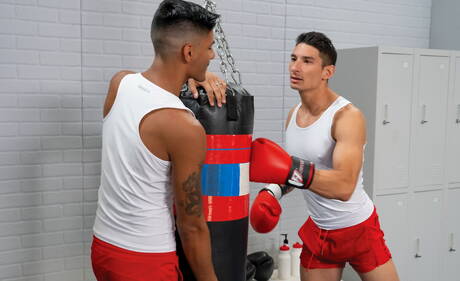 兩個身材魁梧的美國帥哥 Jim Fit 和帥哥 Apollo Fates 在吸吮雞巴和拳交後做愛