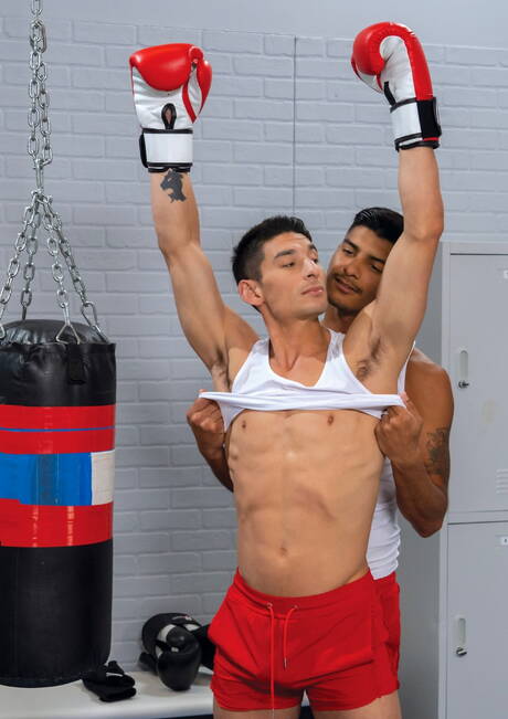 兩個身材魁梧的美國帥哥 Jim Fit 和帥哥 Apollo Fates 在吸吮雞巴和拳交後做愛