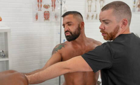 Seksowny Dominic Pacifico, Wrex Wylde i Nathan Daniels w gorącym trójkącie analnym z fistingiem