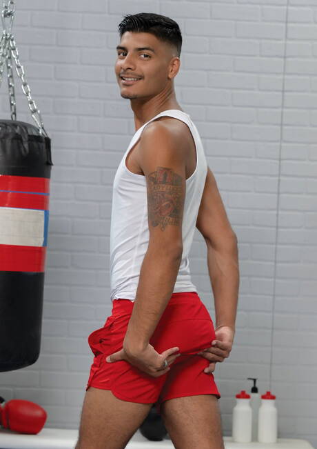 Heiße Amerikaner, der harte Kerl Jim Fit und der junge Kerl Apollo Fates haben sich gegenseitig beim Fisting gefickt