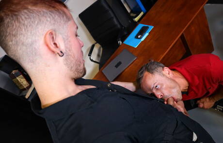 ストロングマンのトレント・サマーズとアメリカの若きクリスチャン・エースが熱い同性愛シーンに出演