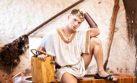 American hunk Felix Fox and irish hunk Dean Young posing nude and showing tight ass