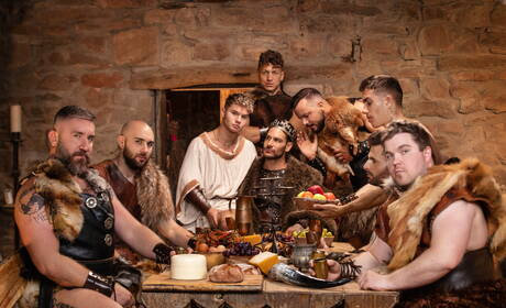 アイルランドのスタッド、ディーン・ヤングとアメリカのボディビルダー、パピ・コシックが熱い同性愛シーンに出演