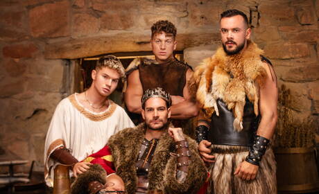 アイルランドのスタッド、ディーン・ヤングとアメリカのボディビルダー、パピ・コシックが熱い同性愛シーンに出演