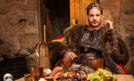 アイルランドのスタッド、ディーン・ヤングとアメリカのボディビルダー、パピ・コシックが熱い同性愛シーンに出演