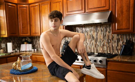 Twee Amerikaanse jongens, twink Joey Mills en stoere kerel Felix Fox, zuigen en neuken elkaar in de keuken