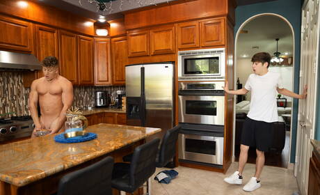 Twee Amerikaanse jongens, twink Joey Mills en stoere kerel Felix Fox, zuigen en neuken elkaar in de keuken