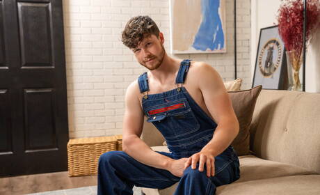 ホットなアメリカ人の男、ハスキーな男のフィン・ハーディングと若い男のクリスティアーノが熱いカップルセックスをする