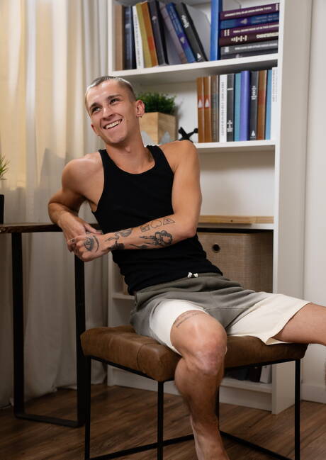 漂亮的美國男孩Theo Brady和肌肉發達的Finn Harding赤身裸體，露出臀部