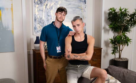 Hübsche amerikanische Jungs, der junge Theo Brady und der muskulöse Finn Harding, ziehen sich aus und zeigen ihren Hintern