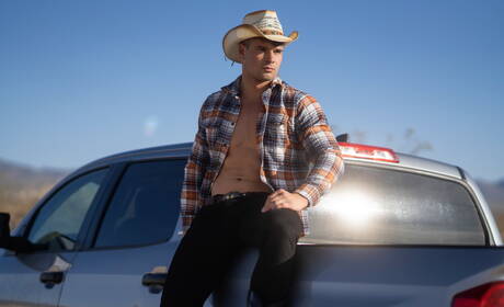 美國健壯的羅曼·托德和加拿大肌肉發達的馬利克·德爾加蒂在戶外享受了一場精彩的肛交