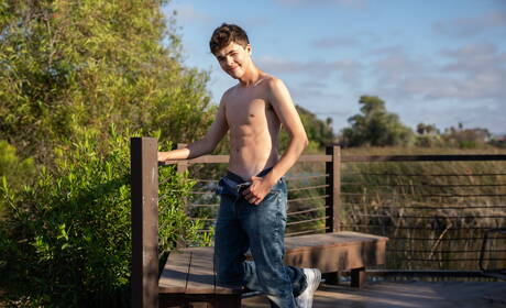 Der hübsche amerikanische Junge Troye Dean und der heiße Twink Jake Preston bei heißer homosexueller Action im Freien