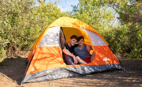 Der hübsche amerikanische Junge Troye Dean und der heiße Twink Jake Preston bei heißer homosexueller Action im Freien