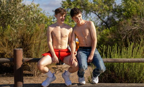 Der hübsche amerikanische Junge Troye Dean und der heiße Twink Jake Preston bei heißer homosexueller Action im Freien