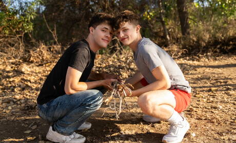 Der hübsche amerikanische Junge Troye Dean und der heiße Twink Jake Preston bei heißer homosexueller Action im Freien