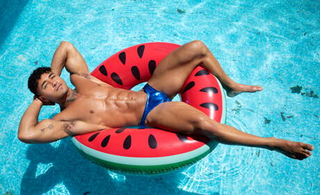 Der starke Latino-Bulle Kenzo Alvarez und der junge Amerikaner Cristiano haben guten Sex am Pool