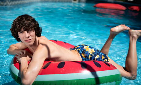 ラテン系の屈強なケンゾ・アルバレスとアメリカ人の若いクリスティアーノがプールでいいセックスをする