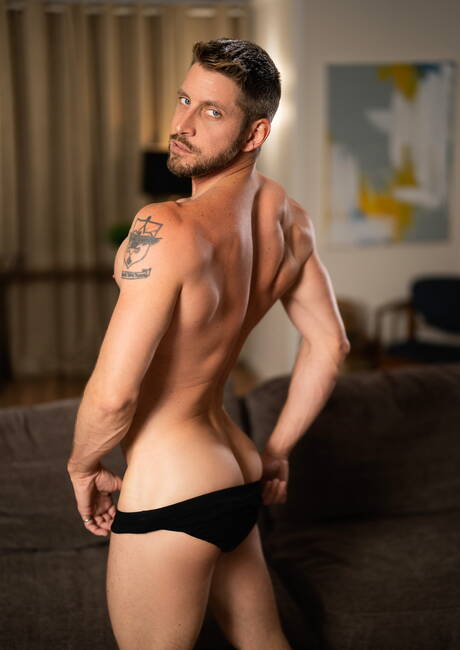 Two american dudes pretty boy Joey Mills and muscular Johnny Ford make a love in the kitchen