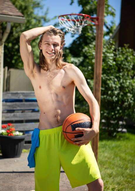 Der amerikanische Schönling Cristiano und der schöne Junge Leo Louis bohren draußen einen Arsch