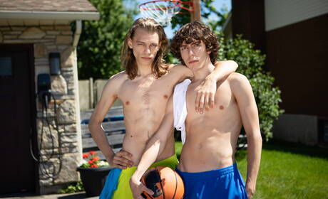 Der amerikanische Schönling Cristiano und der schöne Junge Leo Louis bohren draußen einen Arsch