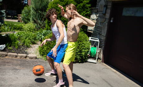 Der amerikanische Schönling Cristiano und der schöne Junge Leo Louis bohren draußen einen Arsch